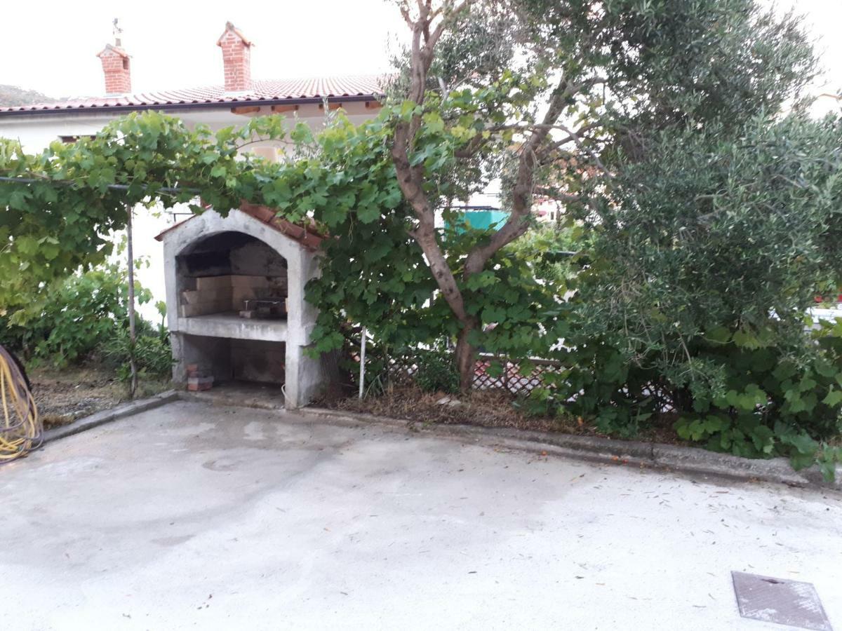 Ivaana Apartment Banjol Luaran gambar